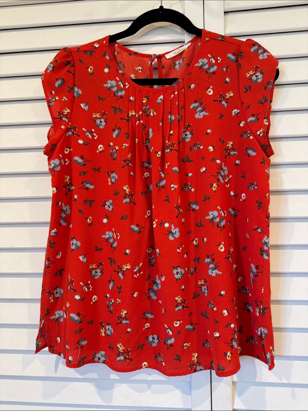 fun 2 fun Red Floral Pleated Cap-Sleeve Blouse